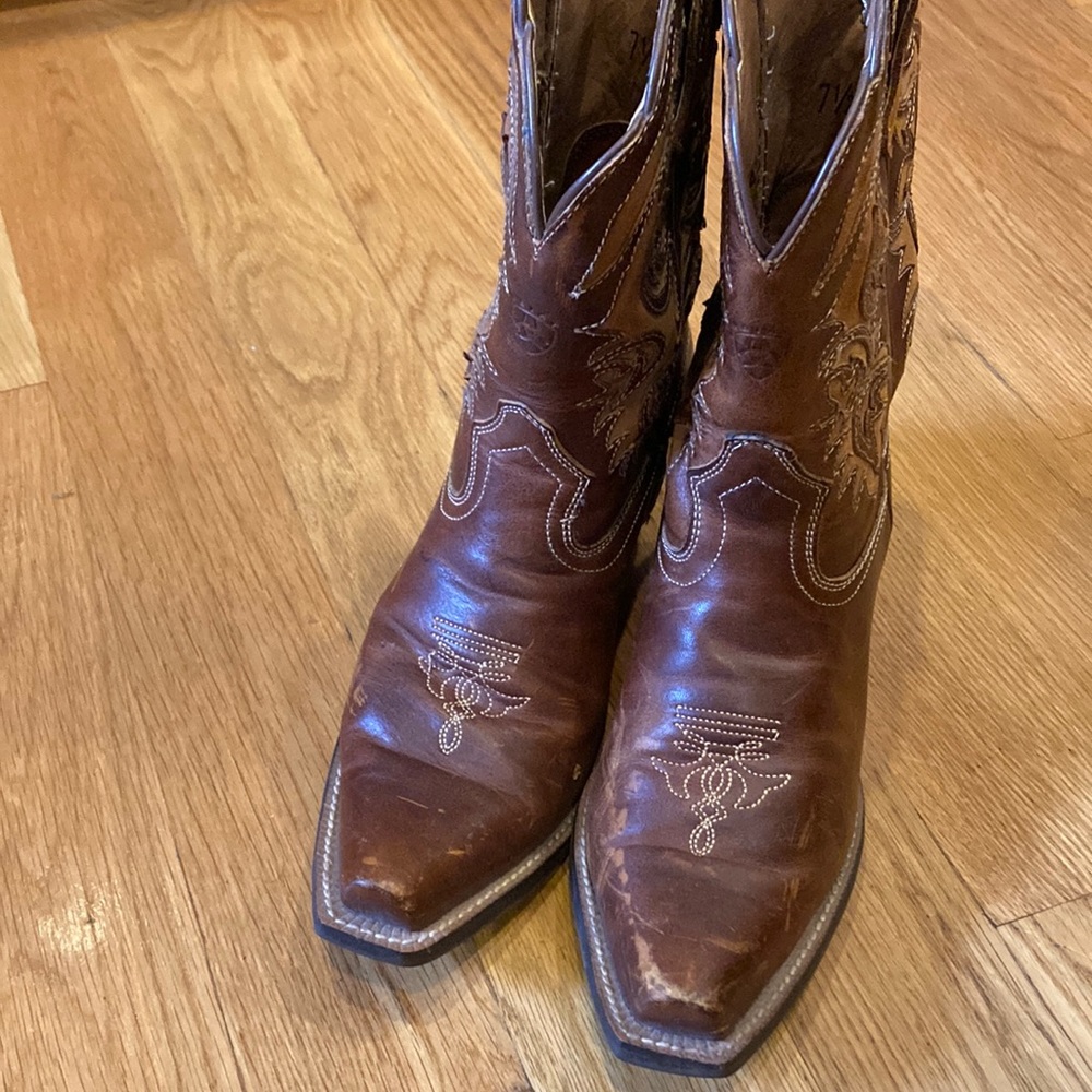 Ariat 7.5 cowgirl boots